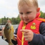Petit garçon pêche son premier poisson
